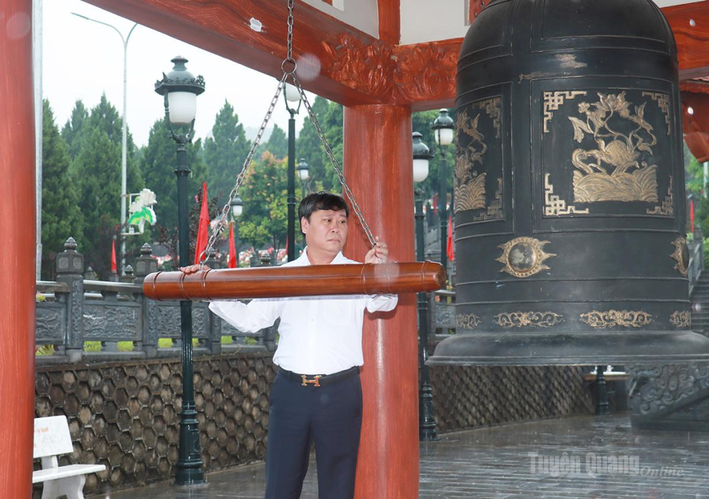 Giám đốc Báo và phát thanh, truyền hình tỉnh Mai Đức Thông thỉnh chuông tại Đền thờ các Anh hùng liệt sĩ ở Nghĩa trang Liệt sĩ Quốc gia Vị Xuyên.