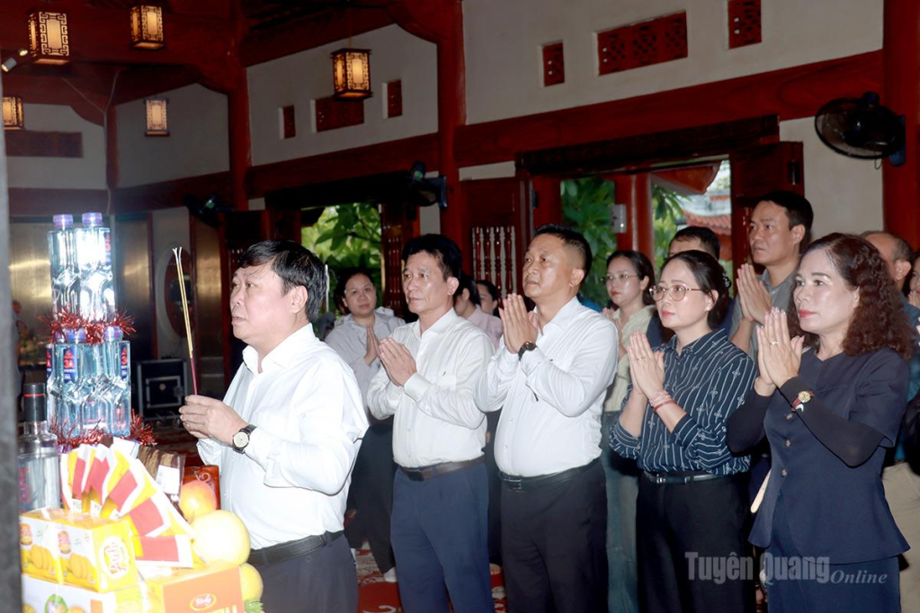 Các đại biểu dâng hương tại Đền thờ liệt sĩ thuộc Nghĩa trang Liệt sĩ Quốc gia Vị Xuyên.