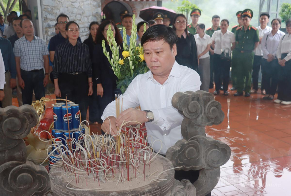 Đồng chí Mai Đức Thông, Giám đốc Báo và phát thanh, truyền hình Tuyên Quang thắp hương, tri ân các Anh hùng liệt sĩ tại Đền thờ các Anh hùng Liệt sĩ Mặt trận Vị Xuyên, xã Thanh Thủy.