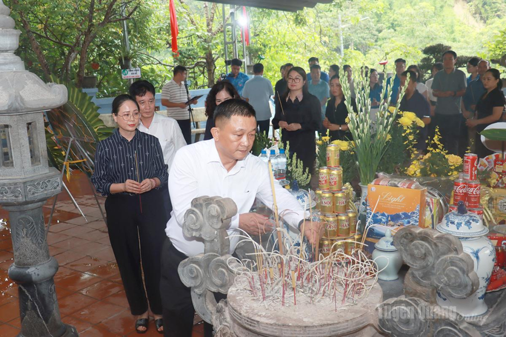 Các đại biểu thắp hương tại Đền thờ các Anh hùng Liệt sĩ Mặt trận Vị Xuyên trên Điểm cao 468.
