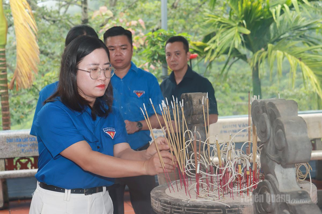 Đoàn viên Chi đoàn Báo và phát thanh, truyền hình tỉnh thắp hương, tri ân các Anh hùng liệt sĩ.