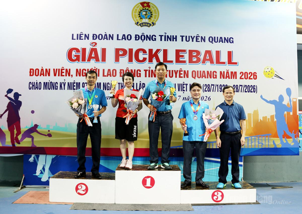 Lãnh đạo Liên đoàn Lao động tỉnh trao giải Nhất đôi lãnh đạo.