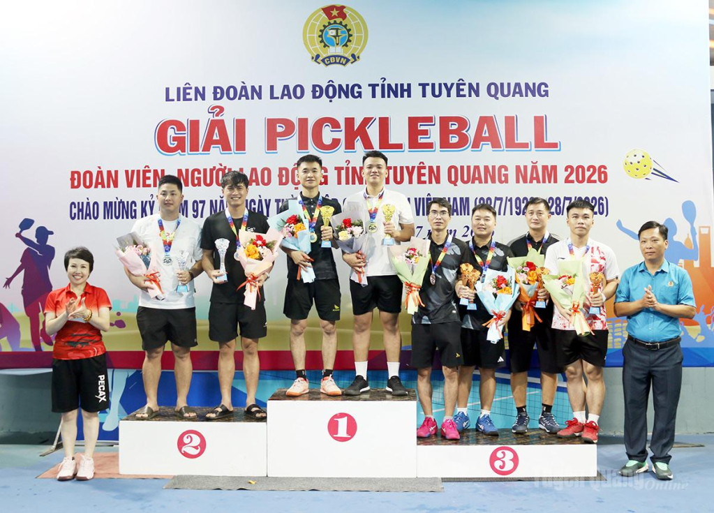 Lãnh đạo Liên đoàn Lao động, Hội LH Phụ nữ tỉnh trao giải Nhất cho đôi nam dưới 45 tuổi.