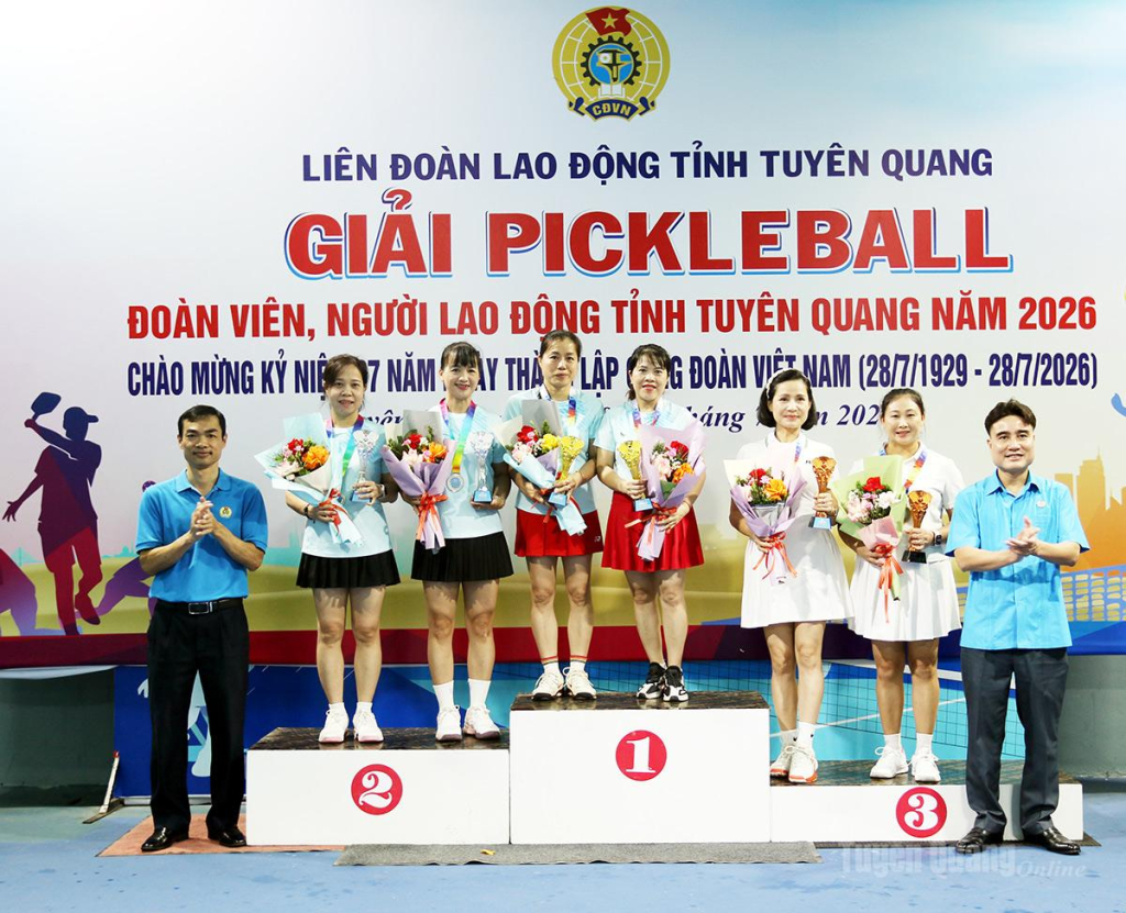 Lãnh đạo Liên đoàn Lao động tỉnh trao giải Nhất đôi nữ dưới 40 tuổi.