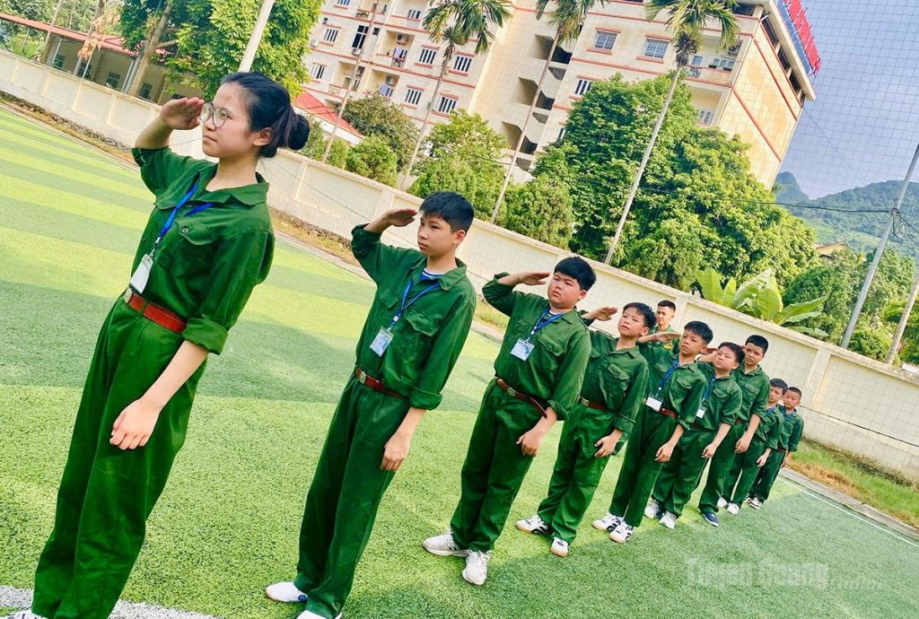 Từng động tác chào điều lệnh được các.