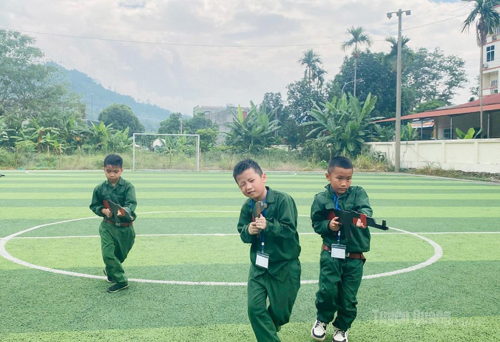 Qua các bài huấn luyện mô phỏng, học viên được làm quen với môi trường quân ngũ, rèn luyện sự tự tin và tinh thần vượt khó.
