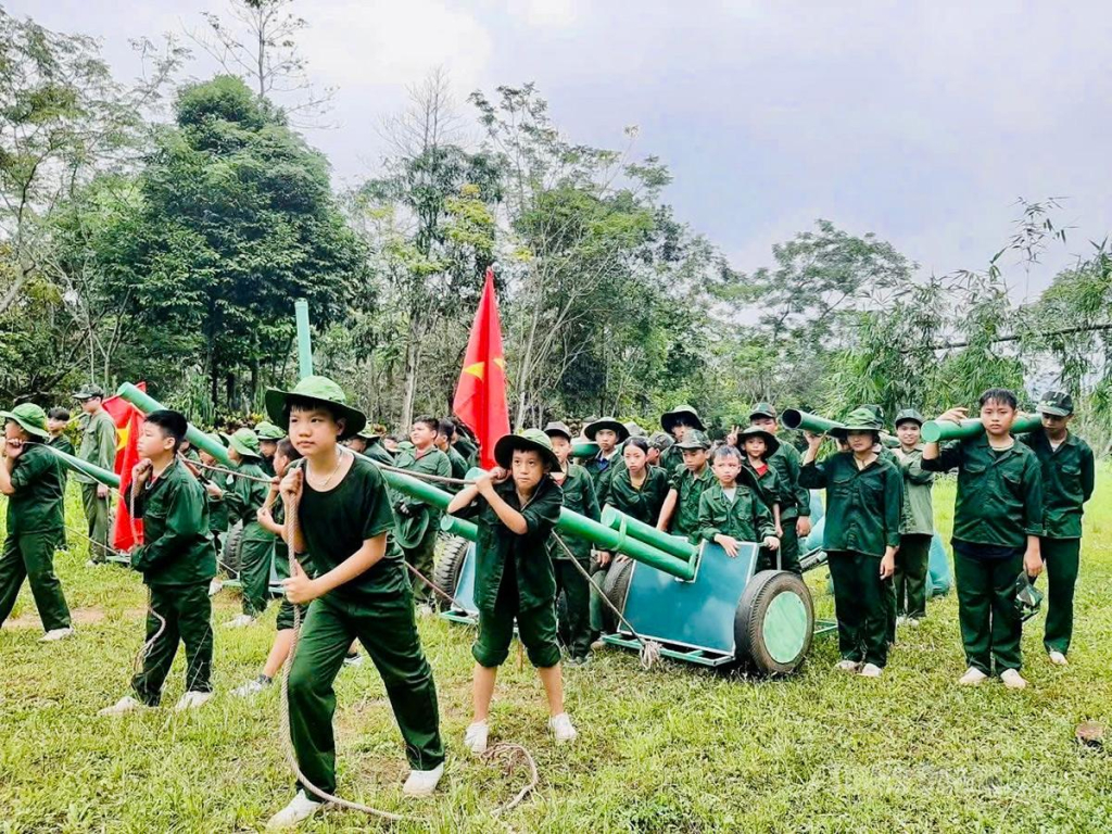 Những chiến sĩ nhí phối hợp kéo pháo vượt chướng ngại vật, rèn luyện tinh thần đồng đội và ý chí vượt khó trong Học kỳ quân đội.