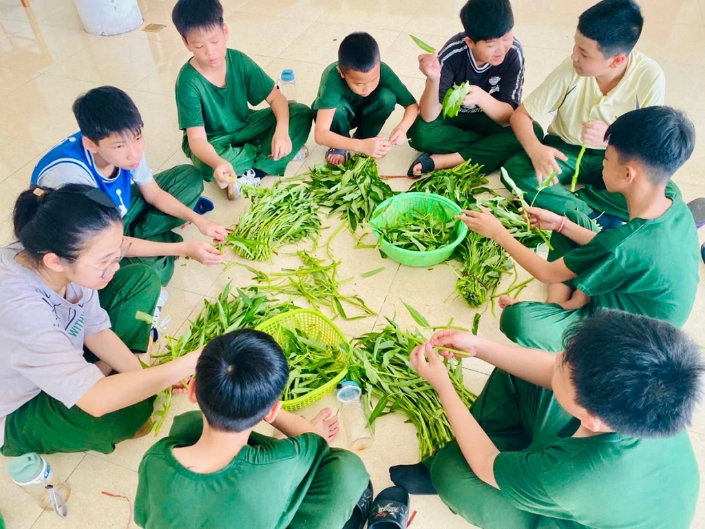 5. Các học viên cùng nhau sơ chế thực phẩm, chuẩn bị bữa ăn, qua đó rèn luyện kỹ năng tự phục vụ và tinh thần sẻ chia trong tập thể.