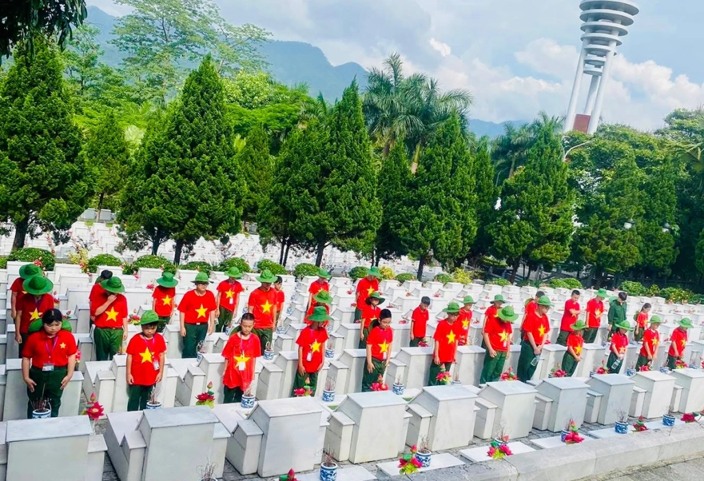 Trong không gian trang nghiêm của Nghĩa trang Liệt sĩ Quốc gia Vị Xuyên, các học viên thành kính tri ân những người đã ngã xuống vì Tổ quốc, bồi đắp lòng yêu nước và niềm tự hào dân tộc.