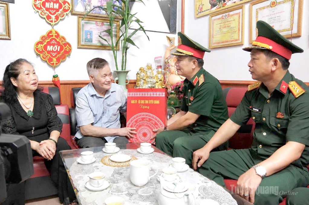 Thiếu tướng Nguyễn Đình Cương thăm hỏi, tặng quà thương binh Nguyễn Văn Thật, tổ dân phố 11, phường Hà Giang 2.