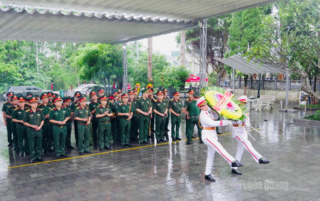 Đoàn công tác Bộ CHQS tỉnh Tuyên Quang viếng các Anh hùng liệt sĩ tại Nghĩa trang Liệt sĩ  Quốc gia Vị Xuyên.