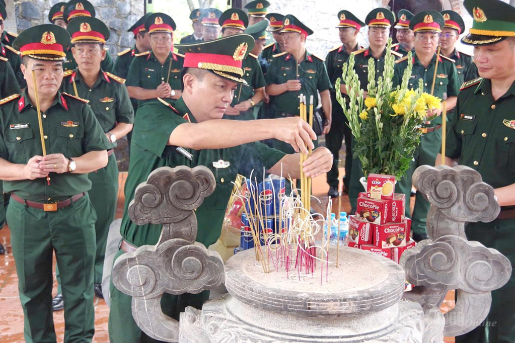 Đoàn công tác dâng hương tại Đài hương 468, xã Thanh Thủy.