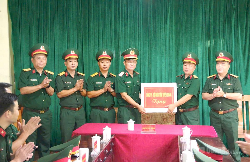 Thiếu tướng Nguyễn Đình Cương, Ủy viên Ban Thường vụ tỉnh, Chỉ huy trưởng Bộ CHQS tỉnh tặng quà động viên cán bộ, nhân viên Đội tìm kiếm, quy tập hài cốt liệt sĩ.