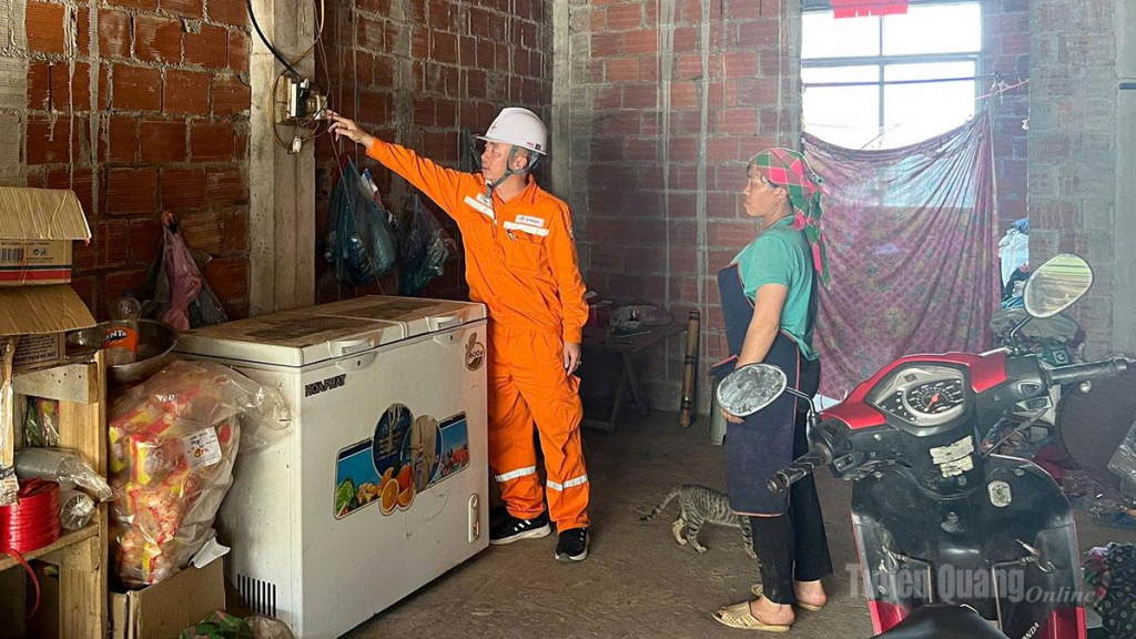 Nhân viên Điện lực Yên Minh tuyên truyền an toàn điện cho hộ dân xã Đường Thượng.