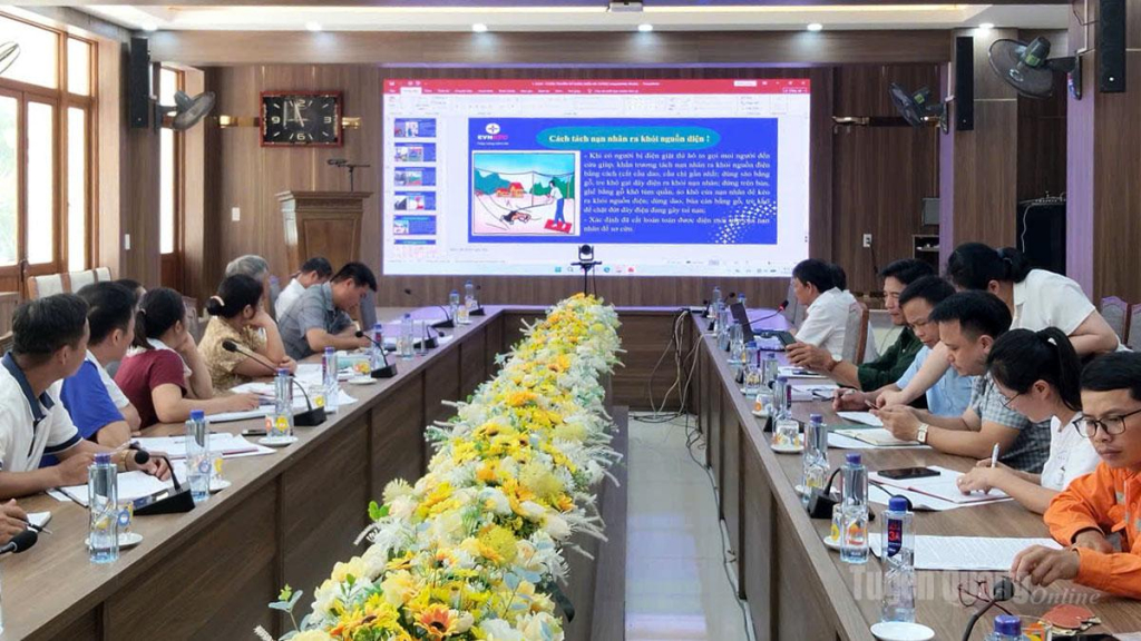 Điện lực Vị Xuyên phối hợp với UBND xã Vị Xuyên tổ chức Hội nghị tuyên truyền chuyên đề Đảm bảo an toàn lưới điện mùa mưa bão.