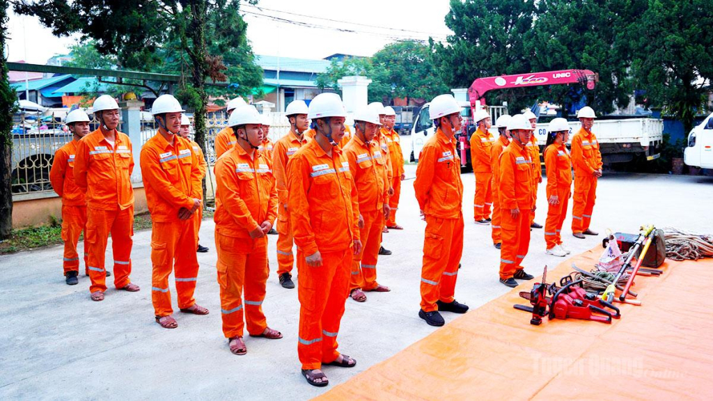 Điện lực Chiêm Hóa ra quân phát dọn hành lang tuyến.