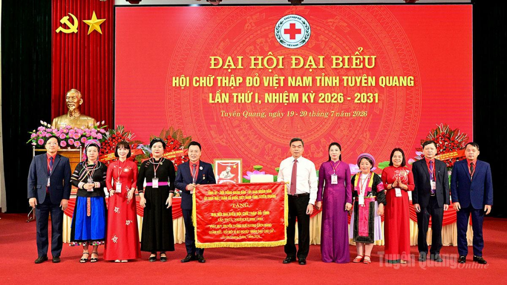 Các đồng chí lãnh đạo tỉnh tặng cờ, hoa, chúc mừng Đại hội.