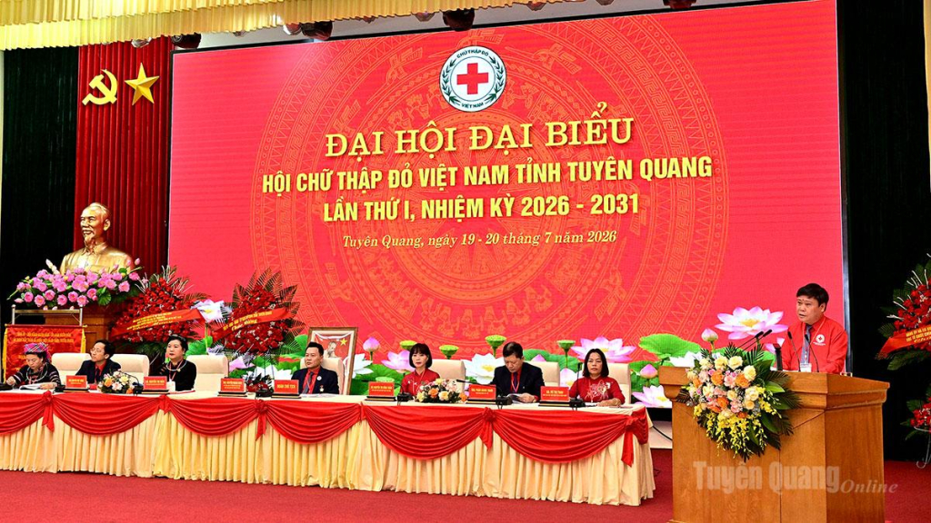 Đồng chí Mai Đức Thông, Ủy viên BCH Đảng bộ tỉnh, Giám đốc Báo và phát thanh, truyền hình Tuyên Quang, Chủ tịch Hội Nhà báo tỉnh tham luận tại Đại hội.
