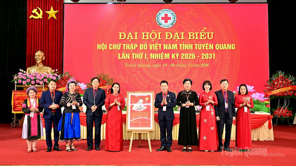 Đại diện Trung ương Hội Chữ thập đỏ Việt Nam chúc mừng, tặng Đại hội bức tranh Bác Hồ.