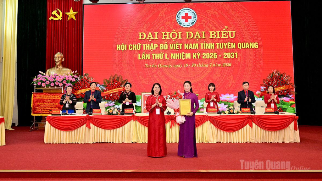 Đại diện Trung ương Hội Chữ thập đỏ Việt Nam c0húc mừng đồng chí Lê Thị Kim Dung, Phó Bí thư Thường trực Tỉnh ủy, Trưởng đoàn Đại biểu Quốc hội tỉnh được Đại hội suy tôn làm Chủ tịch danh dự Hội Chữ thập đỏ tỉnh khóa I, nhiệm kỳ 2026-2031.