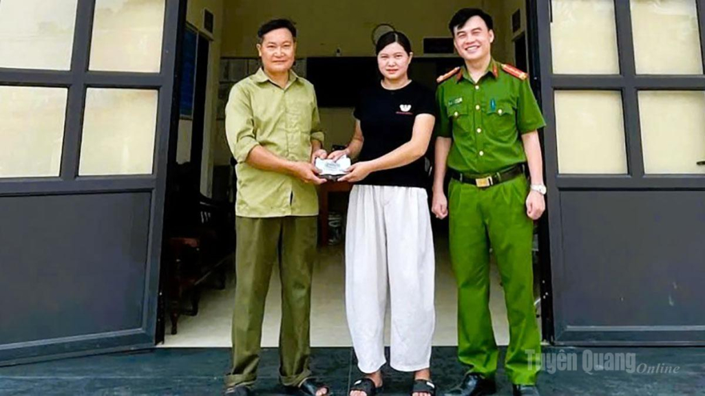 Chị Hò Thị Hiền trao trả lại tài sản cho người đánh rơi tại Công an xã Bằng Lang.
