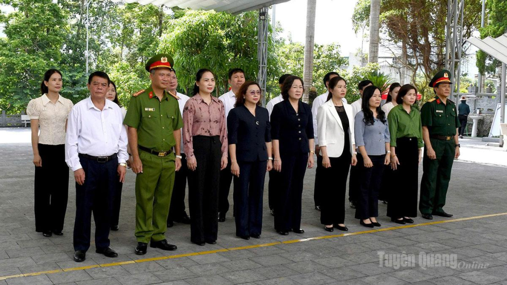 Đoàn đại biểu tỉnh Phú Thọ tri ân các Anh hùng liệt sĩ tại Vị Xuyên.