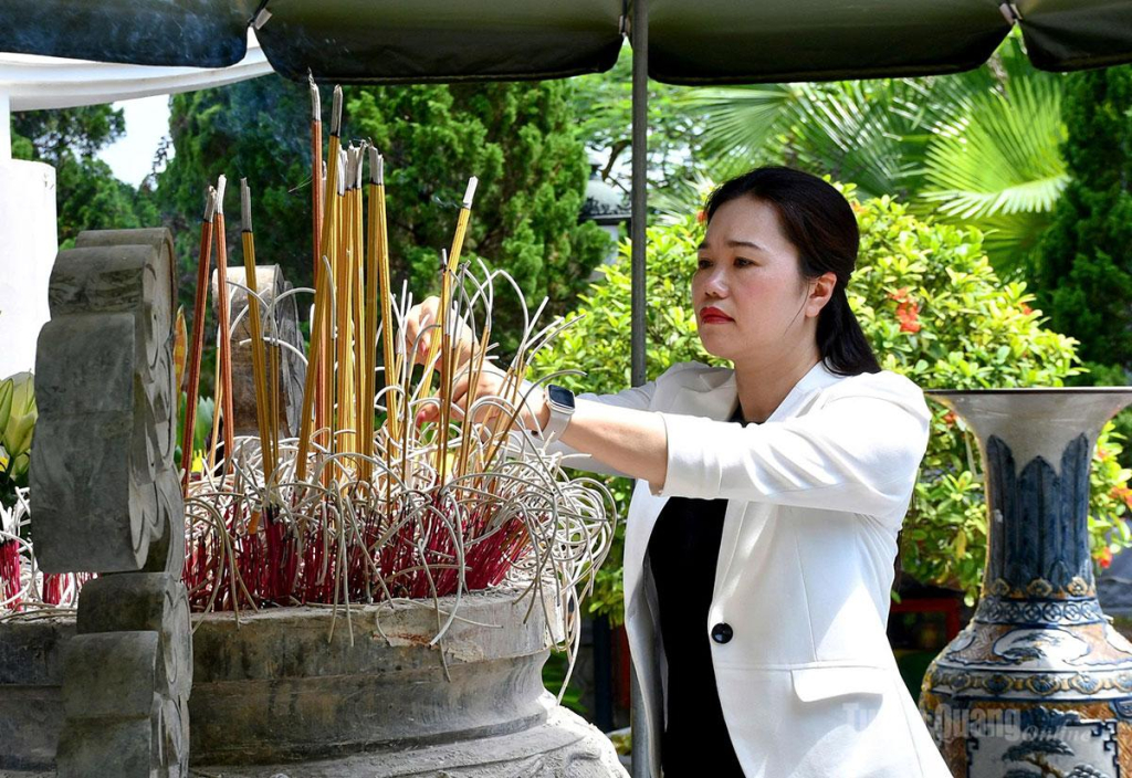 Đồng chí Bùi Thị Minh, Phó Bí thư Tỉnh ủy, Chủ tịch Ủy ban MTTQ Việt Nam tỉnh dâng hương tri ân các Anh hùng liệt sĩ.