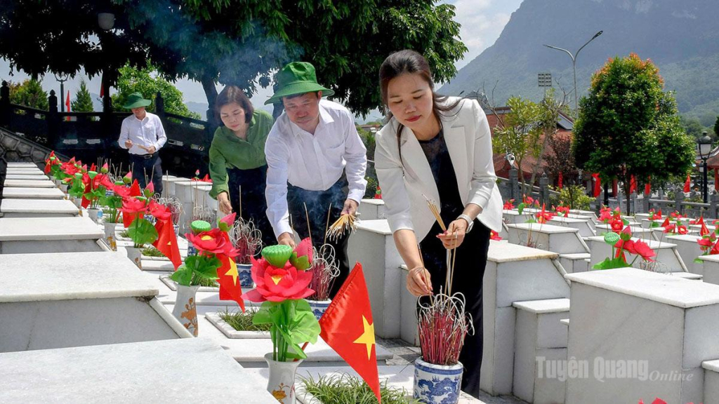 Đồng chí Bùi Thị Minh, Phó Bí thư Tỉnh ủy, Chủ tịch Ủy ban MTTQ Việt Nam tỉnh và các thành viên trong đoàn thắp hương tri ân các Anh hùng liệt sĩ.