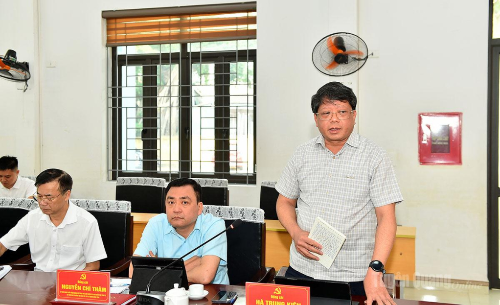 Đồng chí Hà Trung Kiên, Phó Chủ tịch Thường trực Ủy ban MTTQ tỉnh phát biểu ý kiến.
