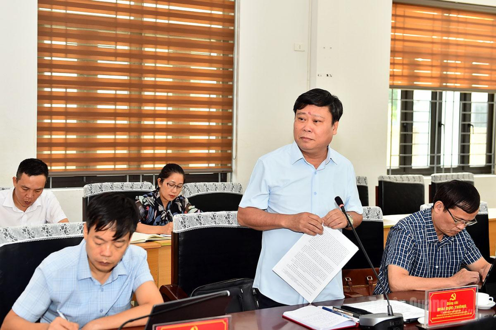 Đồng chí Mai Đức Thông, Giám đốc Báo và phát thanh, truyền hình Tuyên Quang phát biểu tại hội nghị.