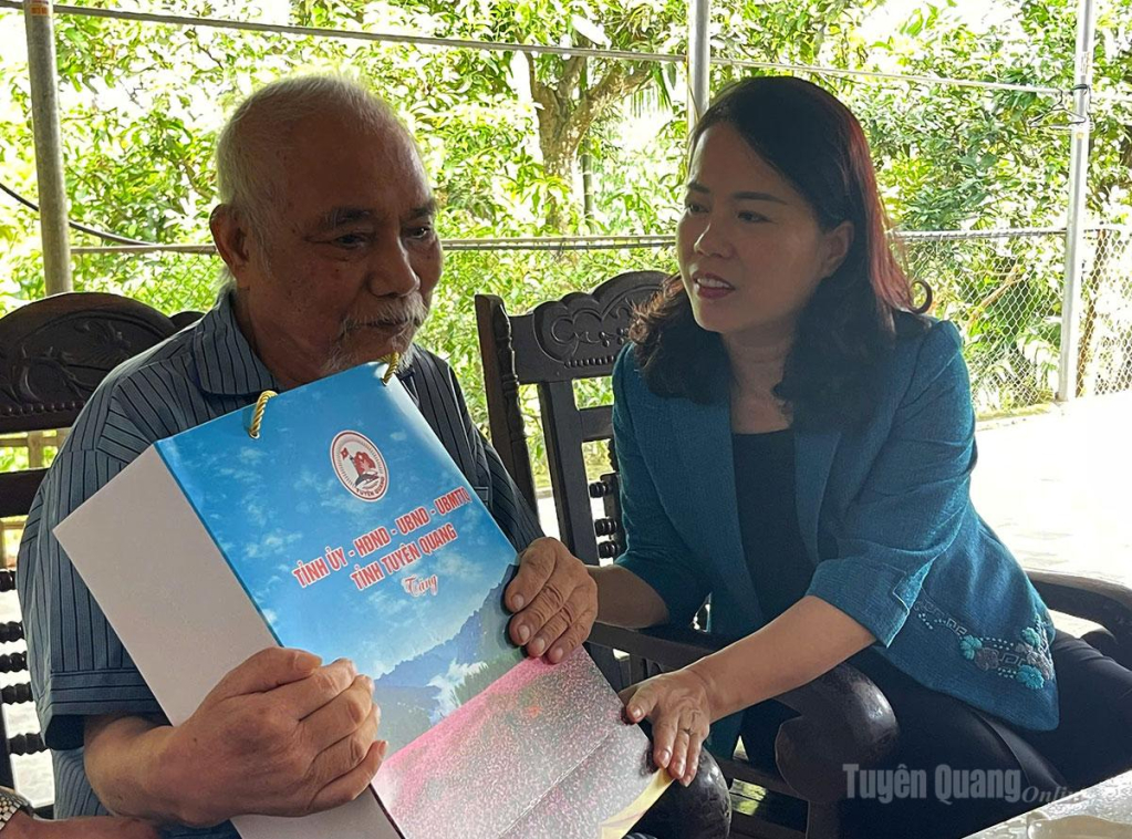 Phó Trưởng đoàn chuyên trách Đoàn đại biểu Quốc hội tỉnh Lý Thị Lan tặng quà động viên ông Nguyễn Tiền Vệ, sinh năm 1942, cư trú tại thôn Sài Lĩnh, xã Đông Thọ là người hoạt động kháng chiến bị nhiễm chất độc hóa học tỷ lệ 81%.