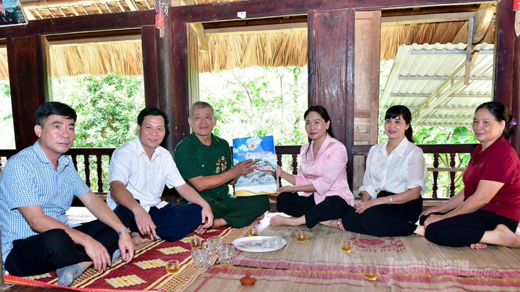 Phó Bí thư Thường trực chuyên trách Đảng ủy UBND tỉnh Nông Thị Bích Huệ tặng quà ông Hoàng Văn Líu, là bệnh binh, ở thôn Quyền, xã Xuân Giang.