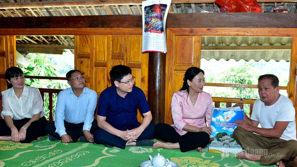 Phó Bí thư Thường trực chuyên trách Đảng ủy UBND tỉnh Nông Thị Bích Huệ thăm, tặng quà ông Hoàng Văn Ngộ, là người hoạt động kháng chiến bị nhiễm chất độc hóa học, ở thôn Vĩnh Gia, xã Đồng Yên.