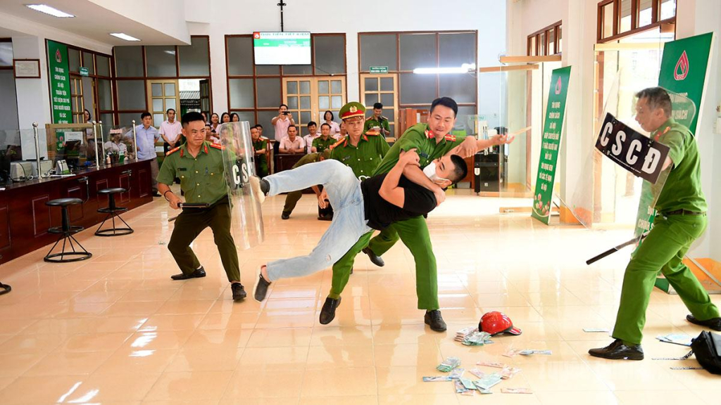 Tình huống giả định Diễn tập phòng, chống cướp tài sản tại Chi nhánh Ngân hàng Chính sách xã hội tỉnh.