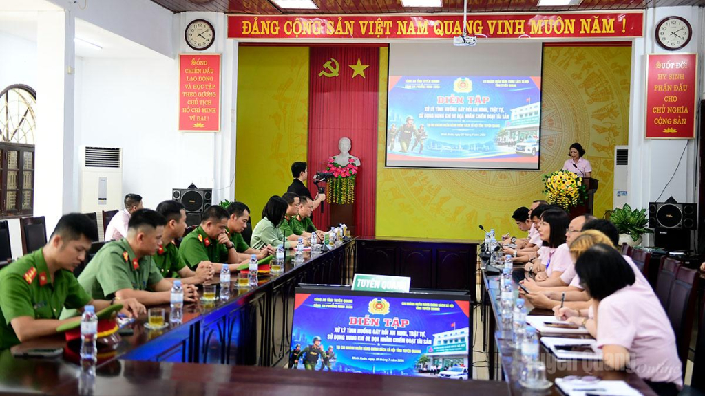 Chi nhánh Ngân hàng Chính sách xã hội tỉnh khai mạc buổi diễn tập.