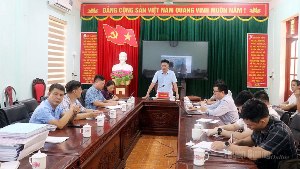 Giám đốc Sở Xây dựng Lê Thanh Sơn làm việc với các đơn vị liên quan.