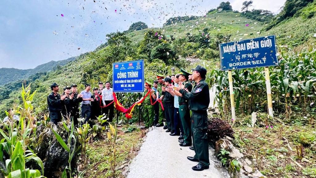 Các đại biểu cắt băng khánh thành giai đoạn 1 tuyến đường tuần tra biên giới đến cột mốc 307, 308, 309.