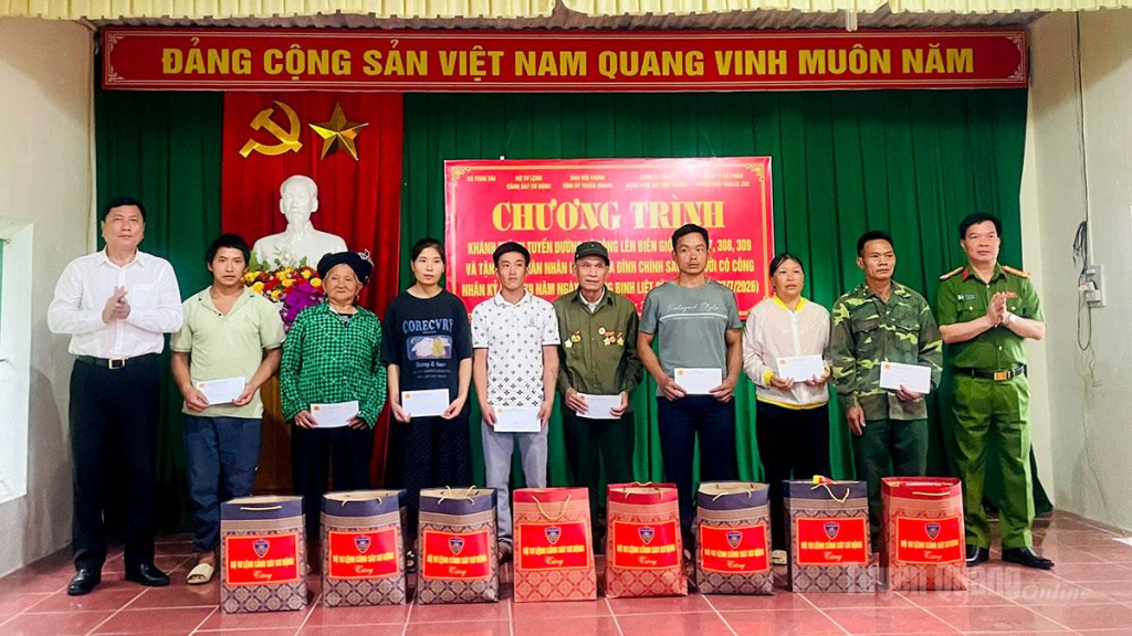 Bộ tư lệnh Cảnh sát cơ động trao tặng quà cho các gia đình chính sách, người có công với cách mạng, học sinh nghèo vượt khó trên địa bàn.