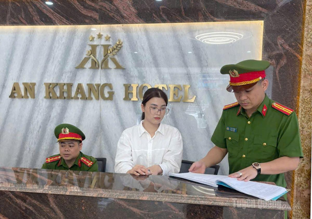 Cán bộ Công an phường Hà Giang 1 kiểm tra công tác lưu trú tại khách sạn An Khang.