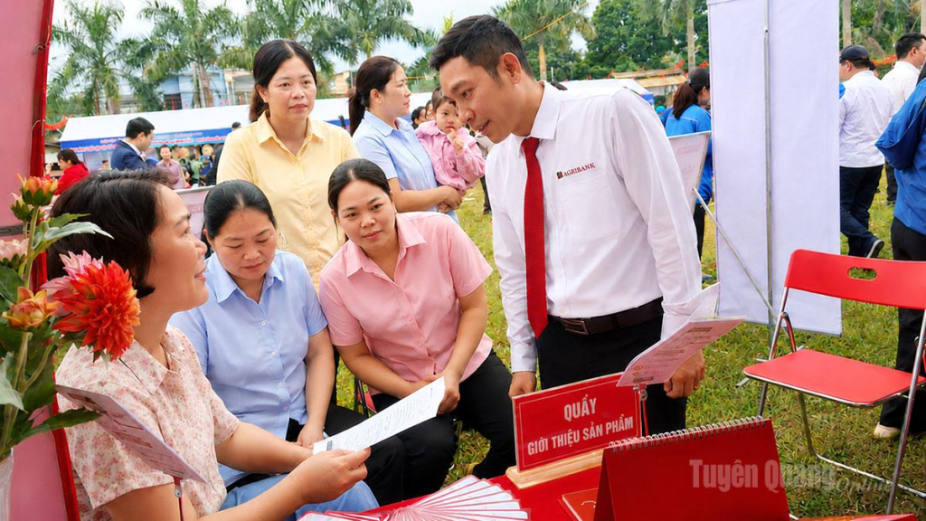 Nhân viên Agribank  Vị Xuyên giới thiệu các dịch vụ tiện ích  cho người dân.