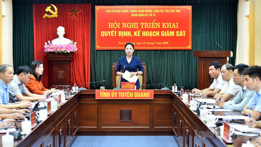 Đồng chí Lê Thị Kim Dung, Phó Bí thư Thường trực Tỉnh ủy, Trưởng đoàn ĐBQH tỉnh phát biểu chỉ đạo tại hội nghị.