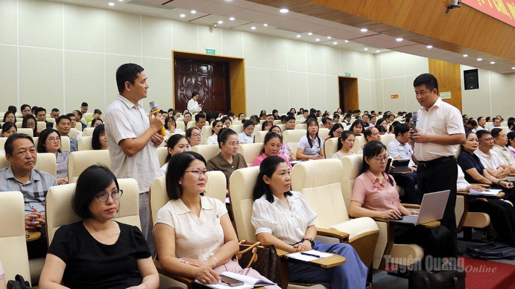 Giảng viên trao đổi trực tiếp với học viên tại lớp tập huấn.