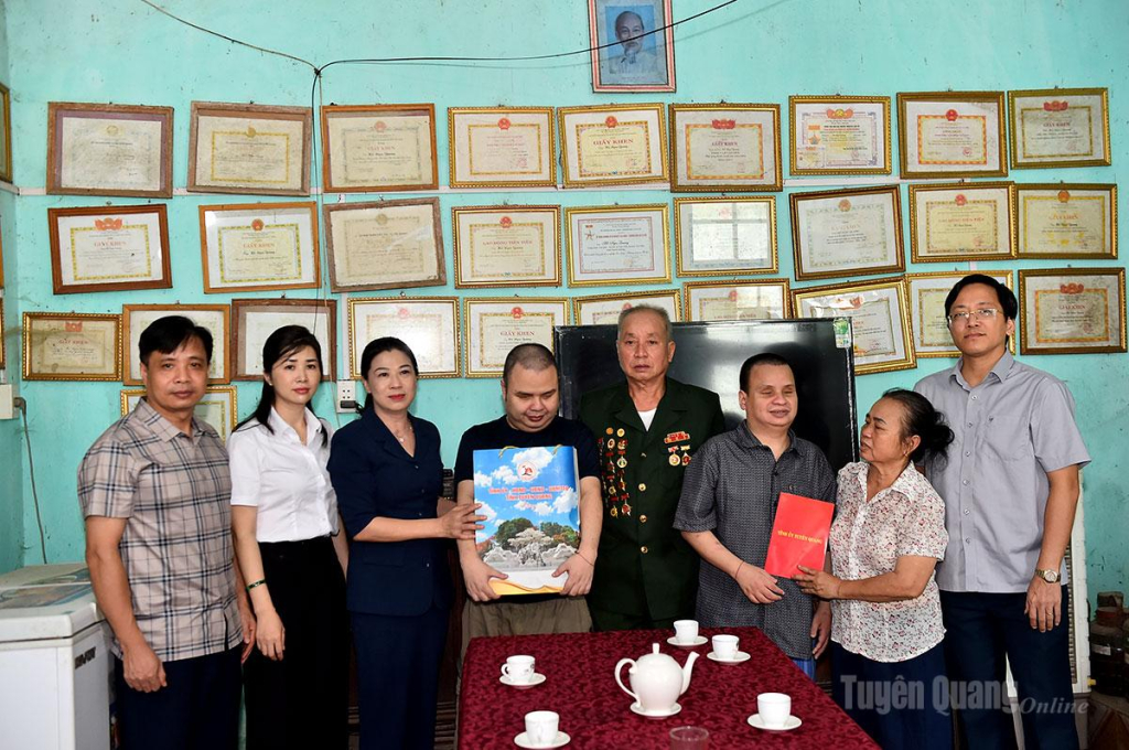 Đồng chí Phó Bí thư Thường trực Tỉnh ủy Lê Thị Kim Dung tặng quà gia đình ông Hồ Ngọc Quang.