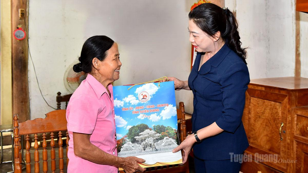 Đồng chí Phó Bí thư Thường trực Tỉnh ủy Lê Thị Kim Dung trao qua cho thân nhân ông Nguyễn Tiến Bình, thôn 7 xã Tân Long.
