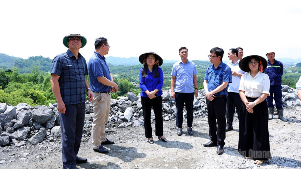 Phó Chủ tịch HĐND tỉnh Lê Thị Thanh Trà và đoàn giám sát khảo sát thực tế tại Dự án đầu tư, khai thác quặng chì - kẽm tại khu vực Nông Tiến - núi Dùm.