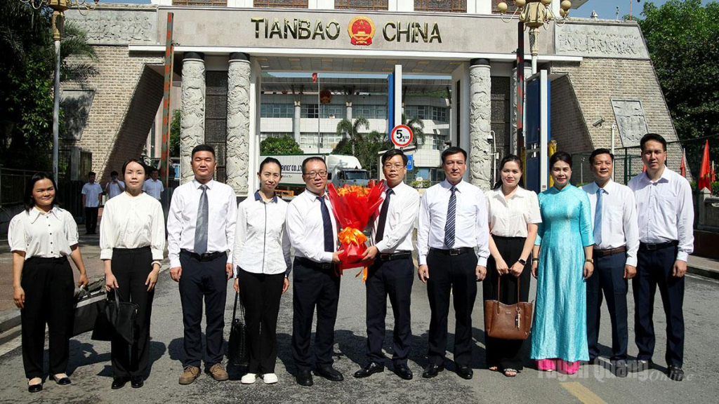 Lãnh đạo Ban Tuyên giáo và Dân vận Tỉnh ủy Tuyên Quang tặng hoa chào mừng đoàn công tác Ban Tuyên truyền Châu ủy Văn Sơn tại Cửa khẩu Quốc tế Thanh Thủy.