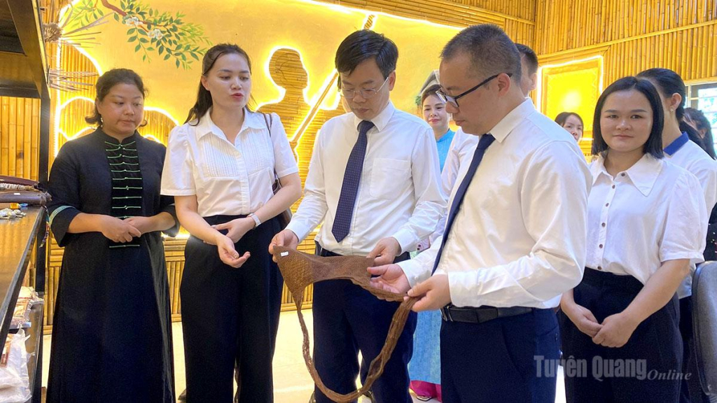 Đoàn công tác tham quan không gian văn hóa dân tộc Tày và tìm hiểu các sản phẩm đặc trưng.