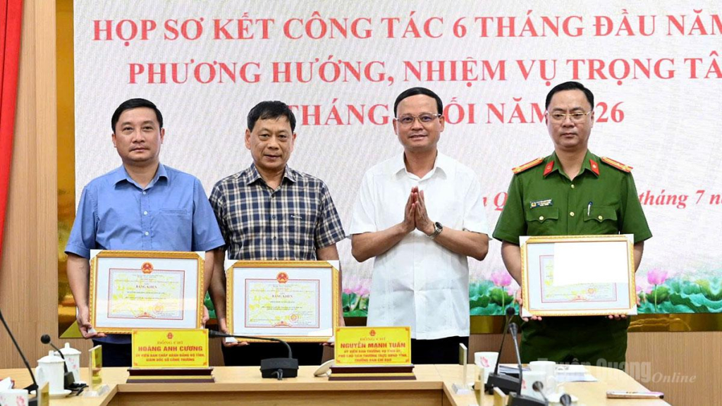 Đồng chí Nguyễn Mạnh Tuấn, Ủy viên Ban Thường vụ Tỉnh ủy, Phó Chủ tịch Thường trực UBND tỉnh, Trưởng Ban Chỉ đạo 389 tỉnh trao Bằng khen của Ban chỉ đạo 389 Quốc gia cho các tập thể.