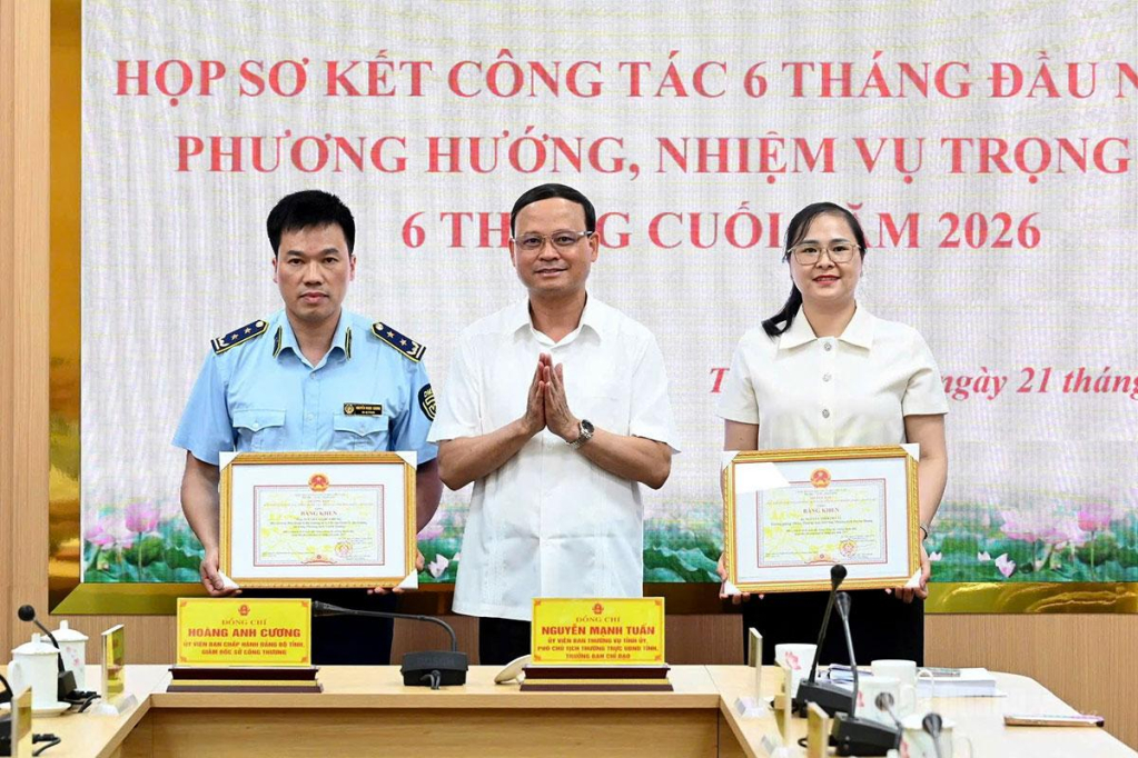 Đồng chí Nguyễn Mạnh Tuấn, Ủy viên Ban Thường vụ Tỉnh ủy, Phó Chủ tịch Thường trực UBND tỉnh, Trưởng Ban Chỉ đạo 389 tỉnh trao Bằng khen của Ban chỉ đạo 389 Quốc gia cho các cá nhân.