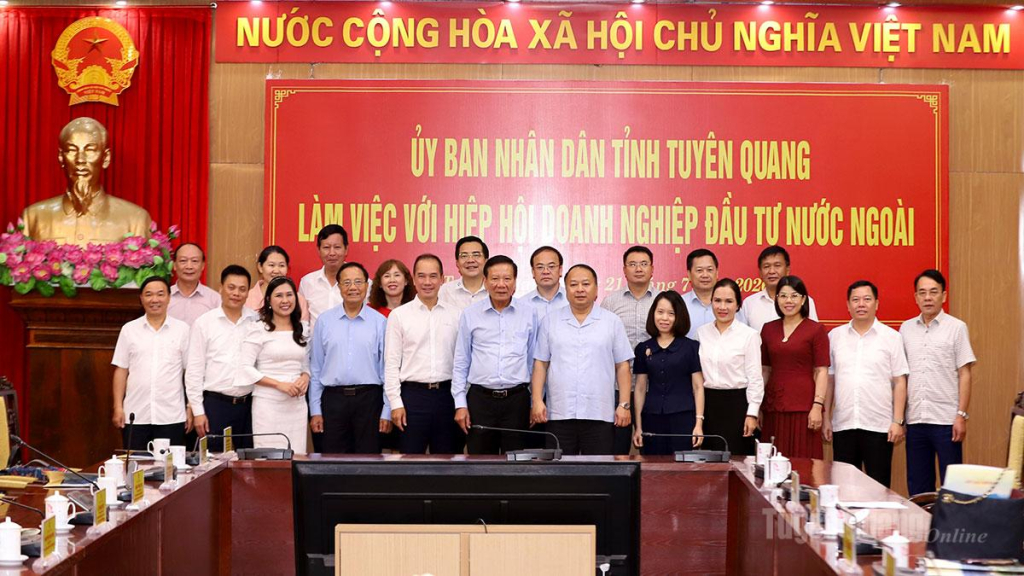 Chủ tịch UBND tỉnh Phan Huy Ngọc cùng lãnh đạo các sở, ngành chụp ảnh lưu niệm với Đoàn công tác Vafie tại buổi làm việc.
